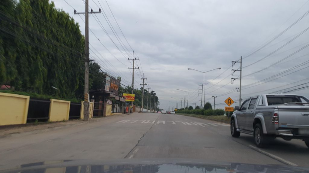 ภาพถนนตรงที่ สุนทร วัสดุก่อสร้าง ตั้งอยู่ ถ่ายโดย jrcarlsen พ.ศ. 2564 (2021) · A street-level view of where สุนทร วัสดุก่อสร้าง · Suntha Watdu Kosang stands, by jrcarlsen in 2564 (2021)