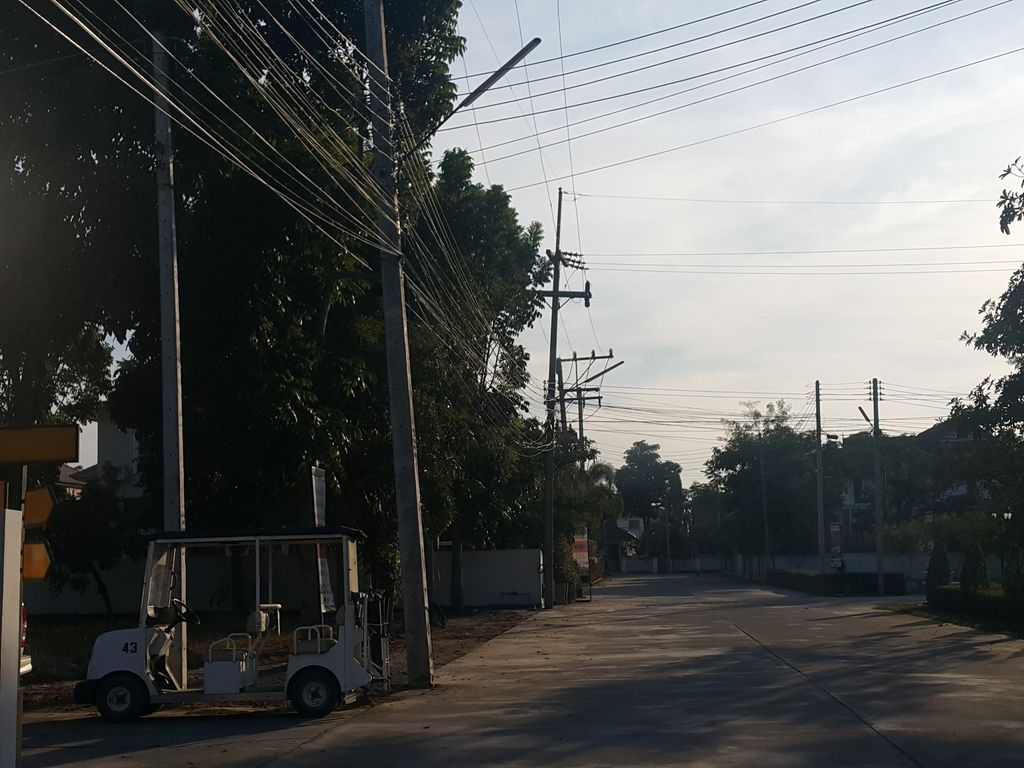 ภาพถนนตรงที่ หมู่บ้านธนกฤษณ์ ตั้งอยู่ ถ่ายโดย jrcarlsen พ.ศ. 2559 (2016) · A street-level view of where หมู่บ้านธนกฤษณ์ · Thon Karisa Village stands, by jrcarlsen in 2559 (2016)