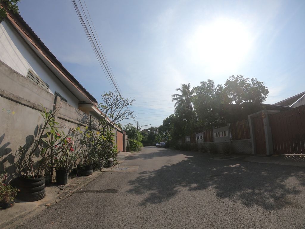 ภาพถนนตรงที่ Moto Wash ตั้งอยู่ ถ่ายโดย chanuwath_grab พ.ศ. 2562 (2019) · A street-level view of where Moto Wash stands, by chanuwath_grab in 2562 (2019)