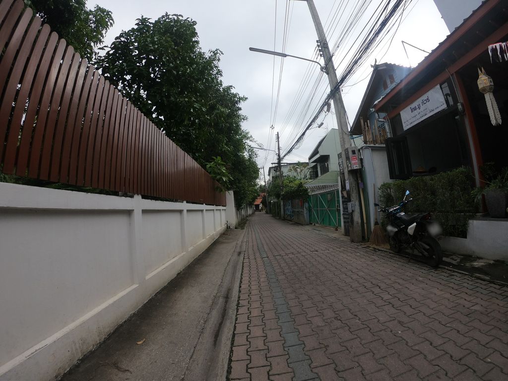 ภาพถนนตรงที่ Yen Aura Boutique Hotel ตั้งอยู่ ถ่ายโดย chanuwath_grab พ.ศ. 2562 (2019) · A street-level view of where Yen Aura Boutique Hotel stands, by chanuwath_grab in 2562 (2019)