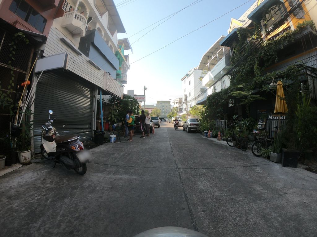 ภาพถนนตรงที่ ธันย่าซาลอน ตั้งอยู่ ถ่ายโดย chanuwath_grab พ.ศ. 2562 (2019) · A street-level view of where ธันย่าซาลอน · Thanyasanon stands, by chanuwath_grab in 2562 (2019)