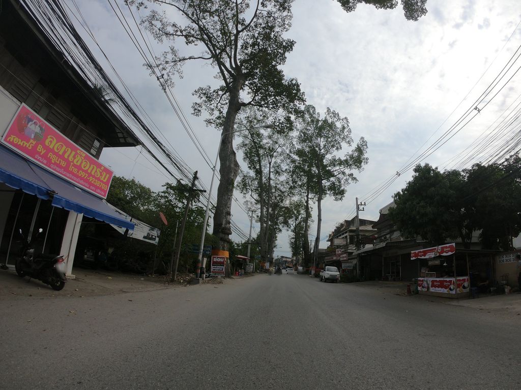 ภาพถนนตรงที่ ร้านใบเฟริน์ ตั้งอยู่ ถ่ายโดย chanuwath_grab พ.ศ. 2562 (2019) · A street-level view of where ร้านใบเฟริน์ · Ran Baifroe stands, by chanuwath_grab in 2562 (2019)
