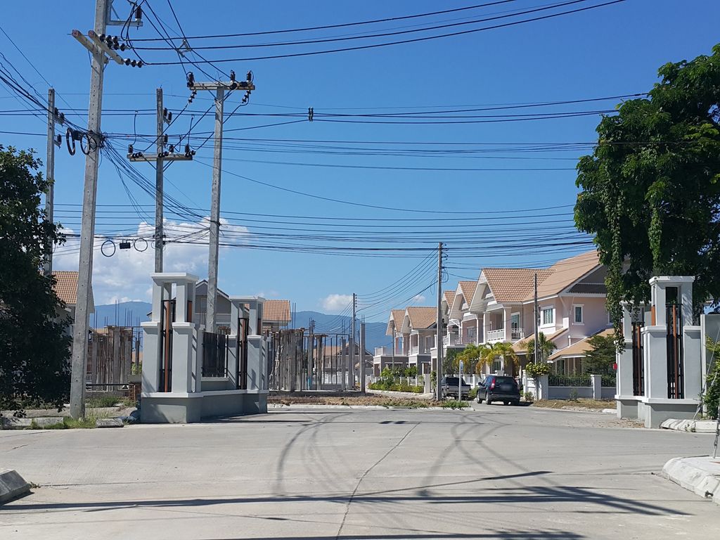ภาพถนนตรงที่ Yellow House Studio ตั้งอยู่ ถ่ายโดย jrcarlsen พ.ศ. 2558 (2015) · A street-level view of where Yellow House Studio stands, by jrcarlsen in 2558 (2015)