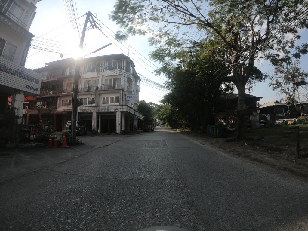 ภาพถนนตรงที่ เฮือนป้อนาย ตั้งอยู่ ถ่ายโดย chanuwath_grab พ.ศ. 2562 (2019) · A street-level view of where เฮือนป้อนาย · Hueanponai stands, by chanuwath_grab in 2562 (2019)