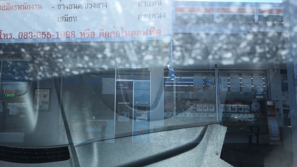 ภาพถนนตรงที่ ร้านของฝากคำปู้จู้ ตั้งอยู่ ถ่ายโดย charlesano พ.ศ. 2561 (2018) · A street-level view of where ร้านของฝากคำปู้จู้ · Ran Khongfak Khampuchu stands, by charlesano in 2561 (2018)