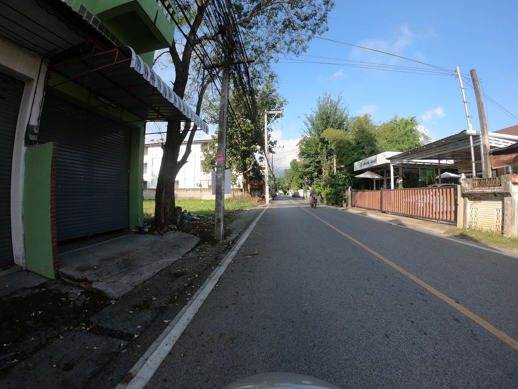 ภาพถนนตรงที่ ร้านหม่าล่าาในซอยลึก ตั้งอยู่ ถ่ายโดย chanuwath_grab พ.ศ. 2562 (2019) · A street-level view of where ร้านหม่าล่าาในซอยลึก · Ran Ma La Naisoi Luek stands, by chanuwath_grab in 2562 (2019)