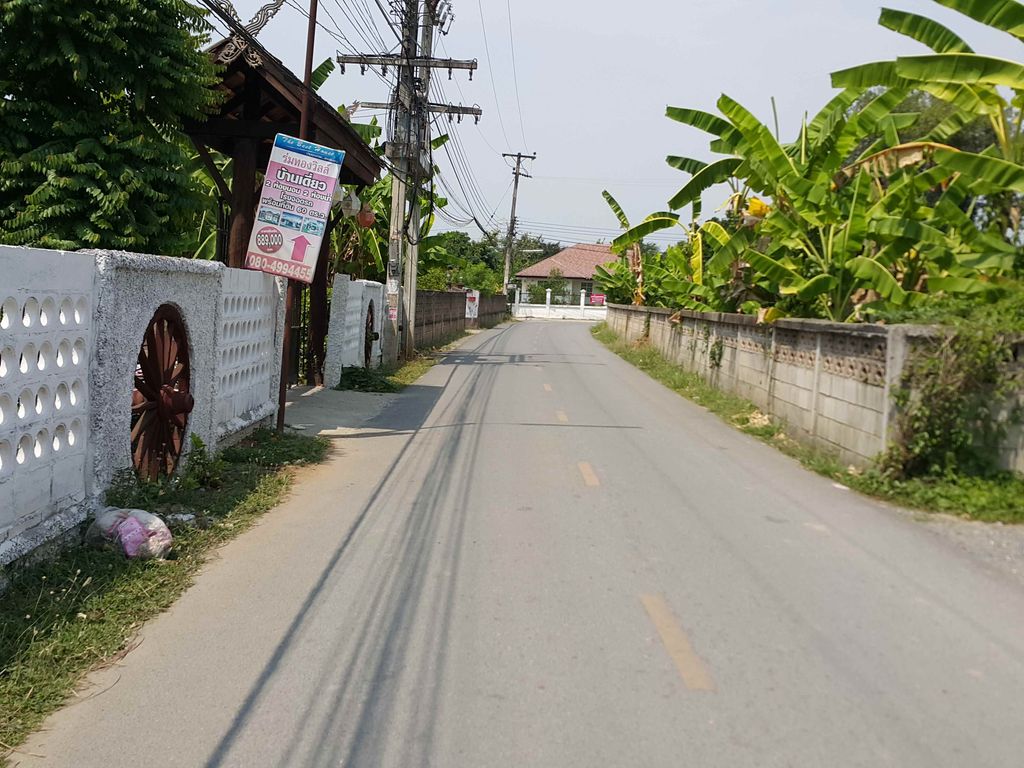 ภาพถนนตรงที่ บ้านป่าบง หมู่4 ตำบลแม่คือ ตั้งอยู่ ถ่ายโดย jrcarlsen พ.ศ. 2558 (2015) · A street-level view of where บ้านป่าบง หมู่4 ตำบลแม่คือ · Ban Pa Bong Mu4 Tambon Mae Khue stands, by jrcarlsen in 2558 (2015)