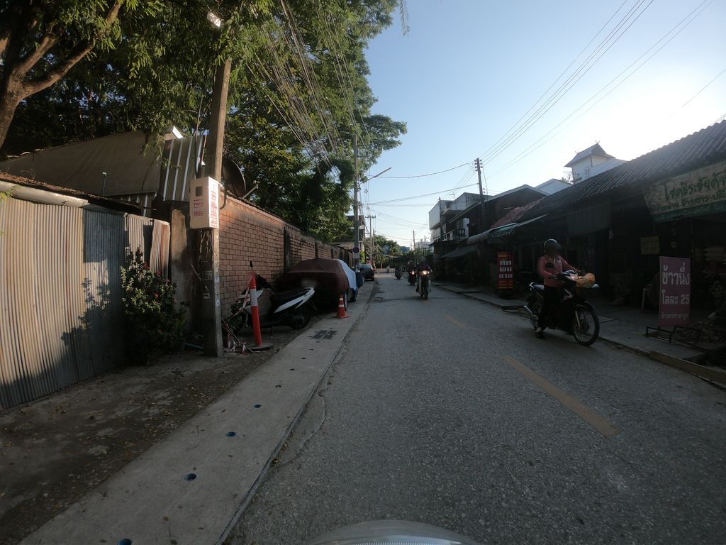 ภาพถนนตรงที่ ป้าพรรณ ข้าวหมูแดง หมูกรอบ ตั้งอยู่ ถ่ายโดย chanuwath_grab พ.ศ. 2562 (2019) · A street-level view of where ป้าพรรณ ข้าวหมูแดง หมูกรอบ · Paphraron Khaomudaeng Mukrop stands, by chanuwath_grab in 2562 (2019)
