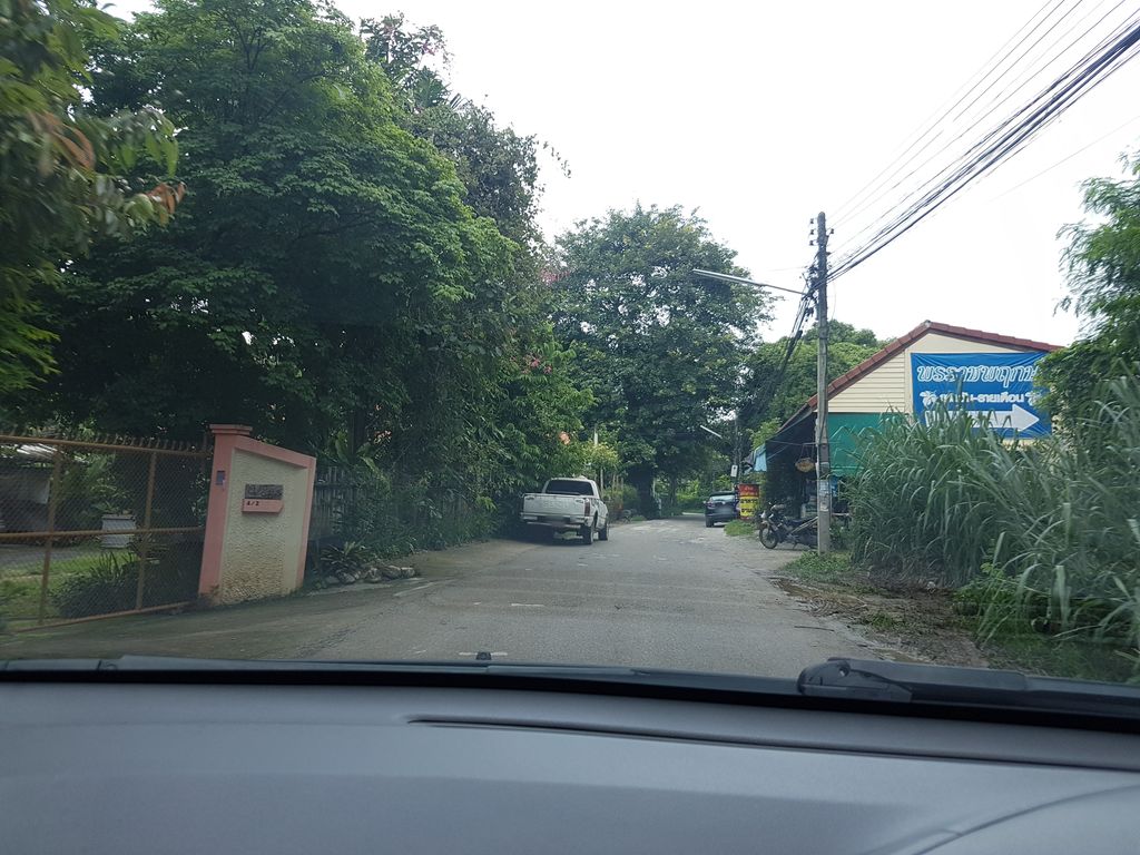 ภาพถนนตรงที่ บ้านเฮือนแก้วกาแฟ ตั้งอยู่ ถ่ายโดย ekkarin พ.ศ. 2561 (2018) · A street-level view of where บ้านเฮือนแก้วกาแฟ · Ban Huean Kaeo Kafae stands, by ekkarin in 2561 (2018)