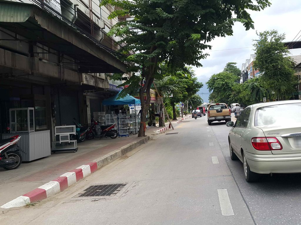ภาพถนนตรงที่ Pipueng Coffee Shop ตั้งอยู่ ถ่ายโดย jrcarlsen พ.ศ. 2558 (2015) · A street-level view of where Pipueng Coffee Shop stands, by jrcarlsen in 2558 (2015)
