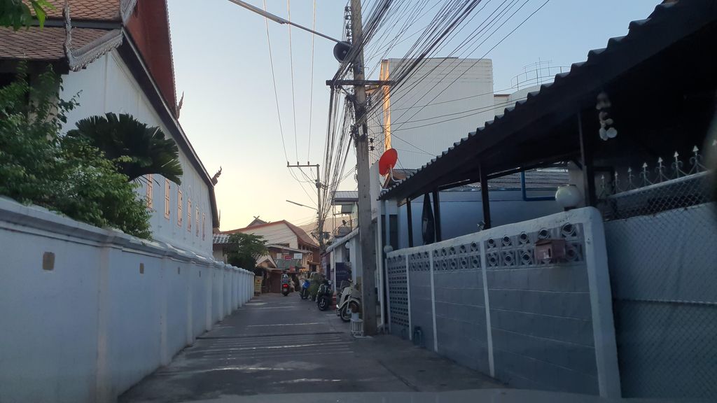 ภาพถนนตรงที่ Alley Caffe ตั้งอยู่ ถ่ายโดย jrcarlsen พ.ศ. 2565 (2022) · A street-level view of where Alley Caffe stands, by jrcarlsen in 2565 (2022)