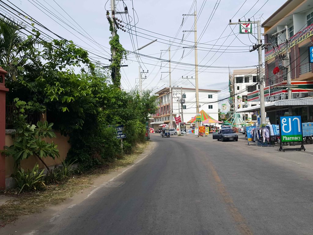 ภาพถนนตรงที่ ศูนย์กองทุนเผยแผ่พระพุทธศาสนา ตั้งอยู่ ถ่ายโดย jrcarlsen พ.ศ. 2558 (2015) · A street-level view of where ศูนย์กองทุนเผยแผ่พระพุทธศาสนา · Kongthun Phoeiphae Phra Phuttha Satna Centre stands, by jrcarlsen in 2558 (2015)