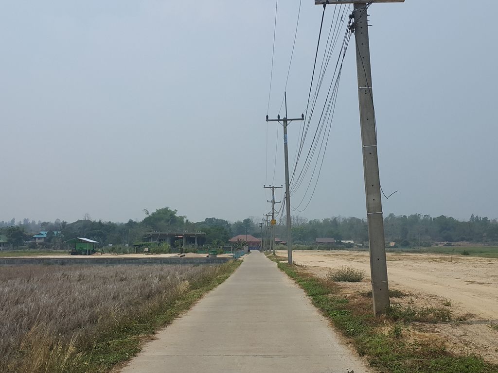 ภาพถนนตรงที่ บ้านไม้แบบ ตั้งอยู่ ถ่ายโดย jrcarlsen พ.ศ. 2559 (2016) · A street-level view of where บ้านไม้แบบ · Ban Maibaep stands, by jrcarlsen in 2559 (2016)