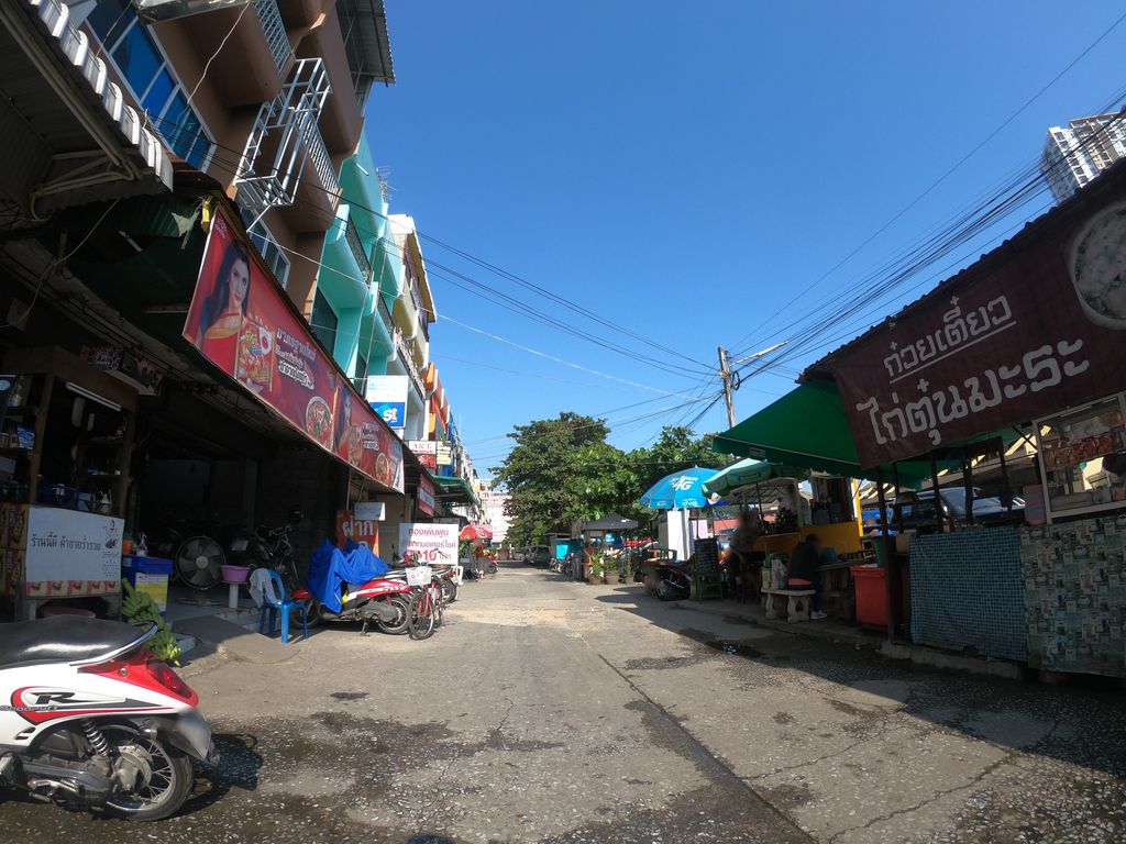 ภาพถนนตรงที่ The Y Motorcycle For Rent - บริการให้เช่ามอเตอร์ไซค์ในเชียงใหม่ ขนส่งอาเขต ตั้งอยู่ ถ่ายโดย chanuwath_grab พ.ศ. 2562 (2019) · A street-level view of where The Y Motorcycle For Rent - บริการให้เช่ามอเตอร์ไซค์ในเชียงใหม่ ขนส่งอาเขต stands, by chanuwath_grab in 2562 (2019)