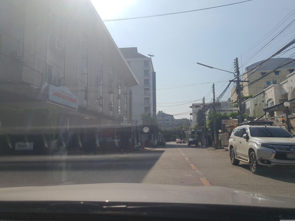 ภาพถนนตรงที่ Rapi Home ตั้งอยู่ ถ่ายโดย jrcarlsen พ.ศ. 2566 (2023) · A street-level view of where Rapi Home stands, by jrcarlsen in 2566 (2023)