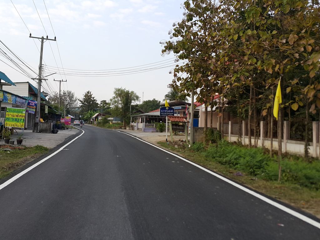 ภาพถนนตรงที่ นิชา ซาลอน ตั้งอยู่ ถ่ายโดย jrcarlsen พ.ศ. 2558 (2015) · A street-level view of where นิชา ซาลอน · Nicha Salon stands, by jrcarlsen in 2558 (2015)