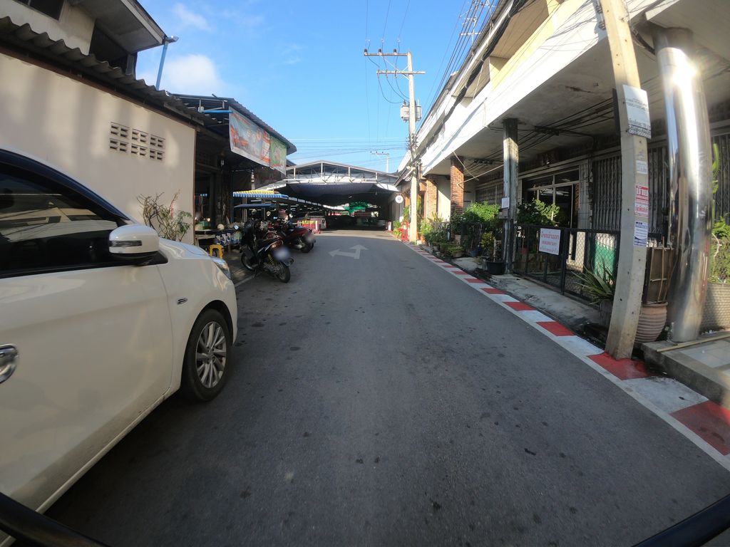 ภาพถนนตรงที่ ร้านเชียงใหม่บูรพาจารย์ ตั้งอยู่ ถ่ายโดย chanuwath_grab พ.ศ. 2562 (2019) · A street-level view of where ร้านเชียงใหม่บูรพาจารย์ · Ran Chiang Mai Bunphachan stands, by chanuwath_grab in 2562 (2019)