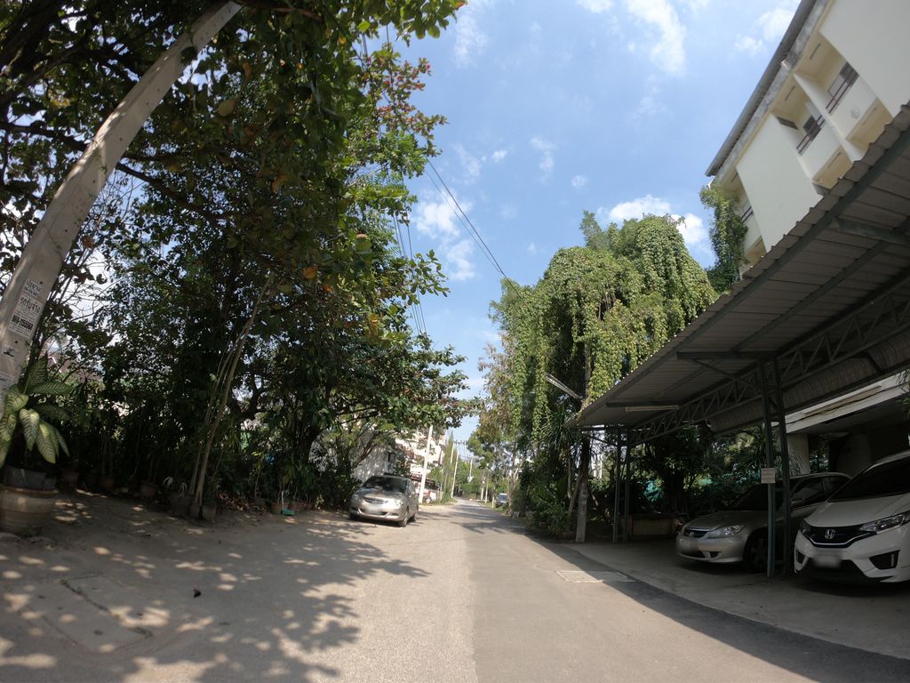 ภาพถนนตรงที่ รมณีย์คอร์ท ตั้งอยู่ ถ่ายโดย chanuwath_grab พ.ศ. 2562 (2019) · A street-level view of where รมณีย์คอร์ท · Romnikot stands, by chanuwath_grab in 2562 (2019)