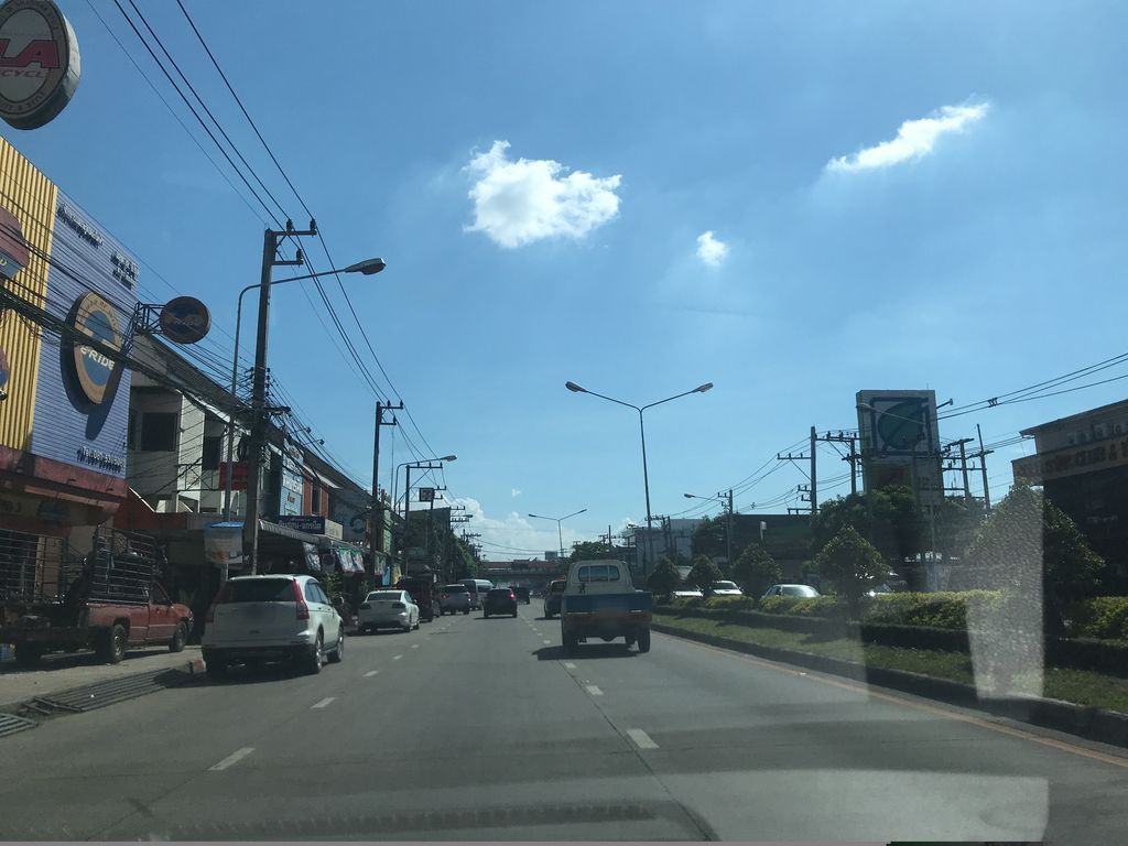 ภาพถนนตรงที่ โรสคลินิก ศัลยกรรม ตั้งอยู่ ถ่ายโดย prasert พ.ศ. 2561 (2018) · A street-level view of where โรสคลินิก ศัลยกรรม · Rotkhlinik Sanyakrarom stands, by prasert in 2561 (2018)