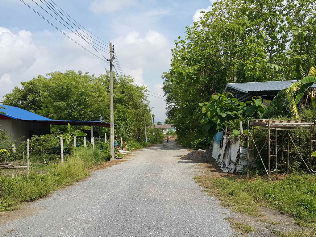 ภาพถนนตรงที่ Chiangmaingv Technology ตั้งอยู่ ถ่ายโดย jrcarlsen พ.ศ. 2558 (2015) · A street-level view of where Chiangmaingv Technology stands, by jrcarlsen in 2558 (2015)