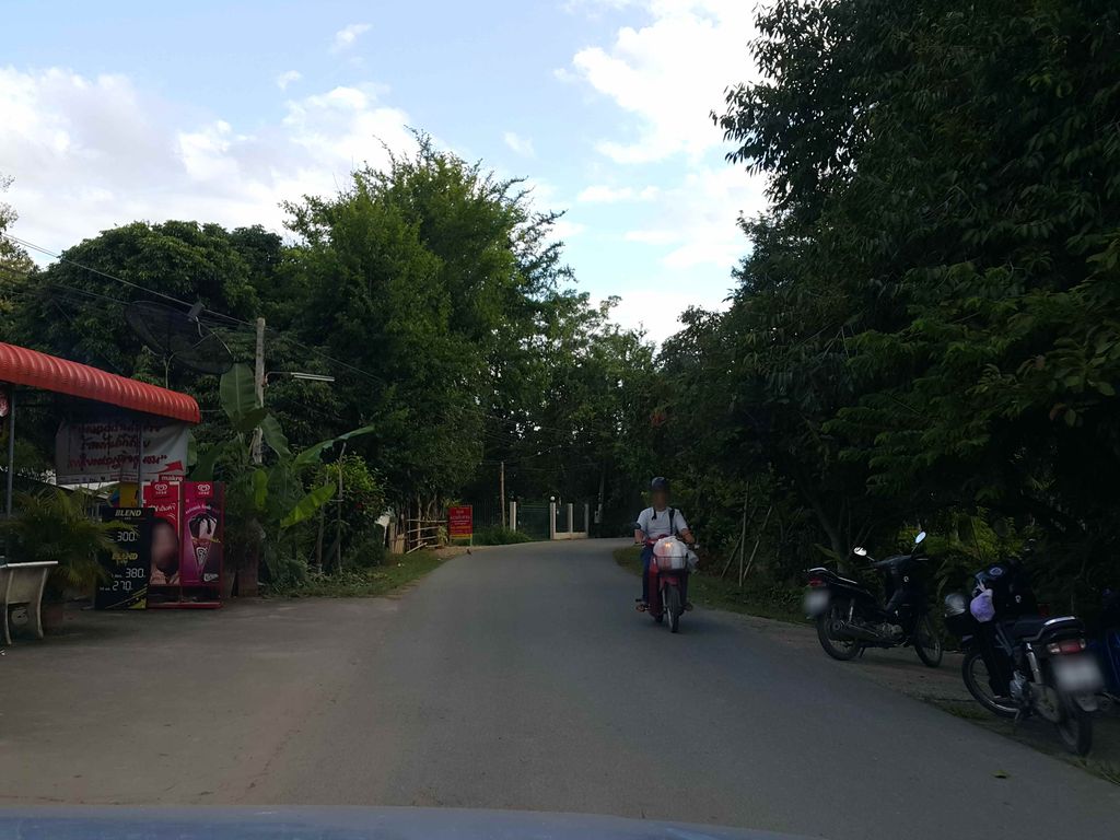 ภาพถนนตรงที่ ค่ายมวยเพชรต้นผึ้ง ตั้งอยู่ ถ่ายโดย jrcarlsen พ.ศ. 2558 (2015) · A street-level view of where ค่ายมวยเพชรต้นผึ้ง · Khaimuai Phet Ton Phueng stands, by jrcarlsen in 2558 (2015)