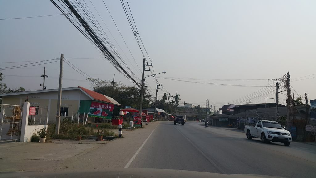 ภาพถนนตรงที่ หัวทรงดี บาร์เบอร์ ตั้งอยู่ ถ่ายโดย jrcarlsen พ.ศ. 2560 (2017) · A street-level view of where หัวทรงดี บาร์เบอร์ · Huasongdi Barber stands, by jrcarlsen in 2560 (2017)