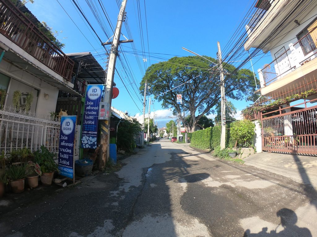 ภาพถนนตรงที่ Idsign sticker & card ตั้งอยู่ ถ่ายโดย chanuwath_grab พ.ศ. 2562 (2019) · A street-level view of where Idsign sticker & card stands, by chanuwath_grab in 2562 (2019)
