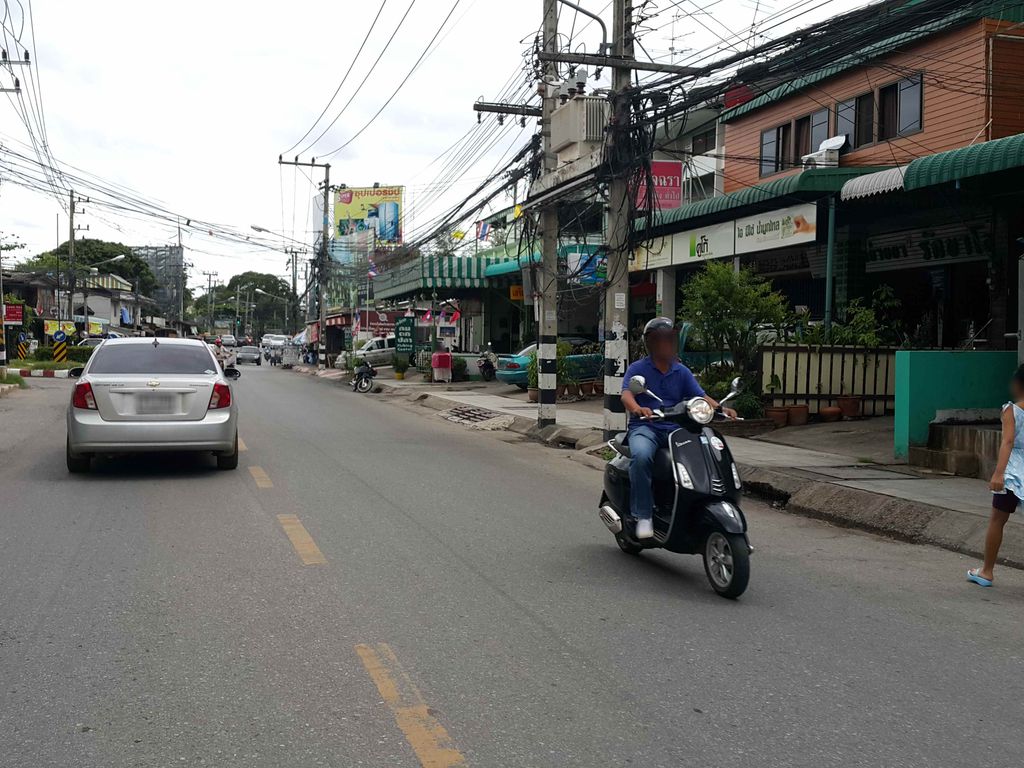 ภาพถนนตรงที่ ราดหน้าสุโขทัยเฮียวินัย ตั้งอยู่ ถ่ายโดย jrcarlsen พ.ศ. 2558 (2015) · A street-level view of where ราดหน้าสุโขทัยเฮียวินัย · Ratna Sukhothai Hia Winai stands, by jrcarlsen in 2558 (2015)