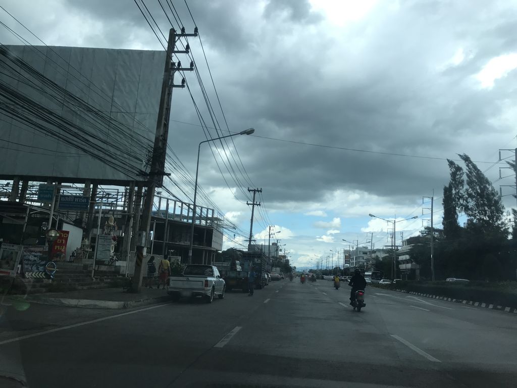 ภาพถนนตรงที่ Escent Chiang Mai Condo ตั้งอยู่ ถ่ายโดย prasert พ.ศ. 2561 (2018) · A street-level view of where Escent Chiang Mai Condo stands, by prasert in 2561 (2018)