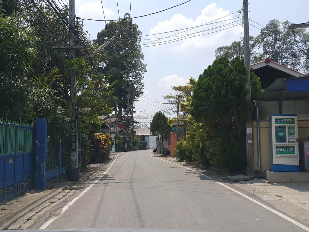 ภาพถนนตรงที่ เจนจิราอพาร์ทเม้นท์ ตั้งอยู่ ถ่ายโดย jrcarlsen พ.ศ. 2558 (2015) · A street-level view of where เจนจิราอพาร์ทเม้นท์ · Chenchira Apartment stands, by jrcarlsen in 2558 (2015)