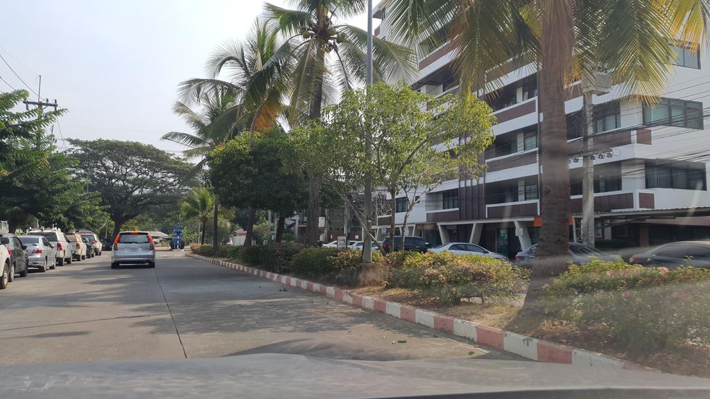 ภาพถนนตรงที่ 3BBเชียงใหม่byice ตั้งอยู่ ถ่ายโดย jrcarlsen พ.ศ. 2566 (2023) · A street-level view of where 3BBเชียงใหม่byice stands, by jrcarlsen in 2566 (2023)
