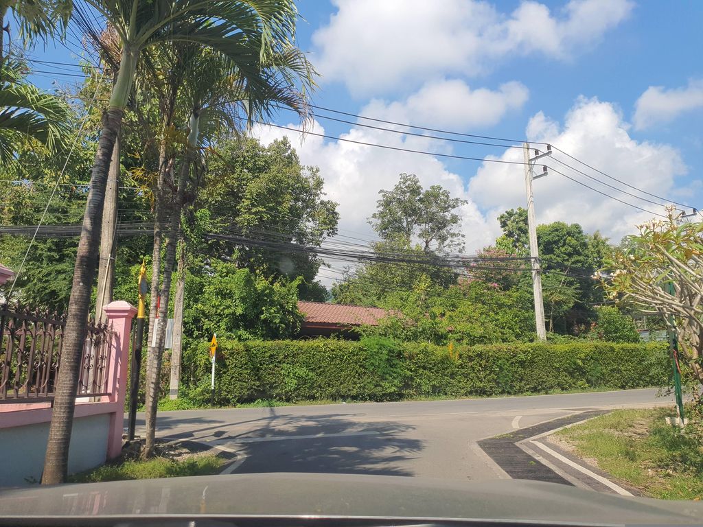 ภาพถนนตรงที่ โป้งน้อยเภสัช ตั้งอยู่ ถ่ายโดย jrcarlsen พ.ศ. 2566 (2023) · A street-level view of where โป้งน้อยเภสัช · Pong Noi Phesat stands, by jrcarlsen in 2566 (2023)