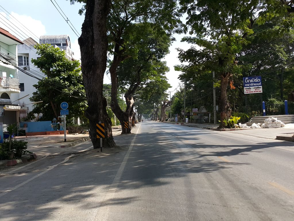 ภาพถนนตรงที่ ปรีชา อะไหล่ยนต์ ตั้งอยู่ ถ่ายโดย jrcarlsen พ.ศ. 2557 (2014) · A street-level view of where ปรีชา อะไหล่ยนต์ · Pricha Alaina stands, by jrcarlsen in 2557 (2014)