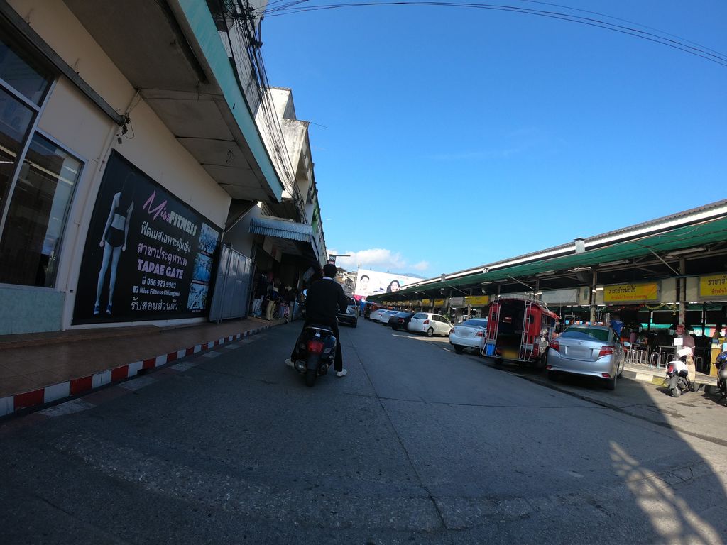 ภาพถนนตรงที่ ตลาดศิริวัฒนา ตั้งอยู่ ถ่ายโดย chanuwath_grab พ.ศ. 2562 (2019) · A street-level view of where ตลาดศิริวัฒนา · Siriothana Market stands, by chanuwath_grab in 2562 (2019)