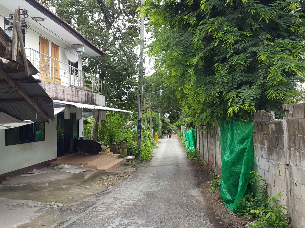 ภาพถนนตรงที่ ร้านมหัศจรรย์ ตั้งอยู่ ถ่ายโดย jrcarlsen พ.ศ. 2558 (2015) · A street-level view of where ร้านมหัศจรรย์ · Ran Mahatchan stands, by jrcarlsen in 2558 (2015)