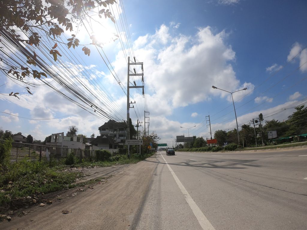 ภาพถนนตรงที่ ตั้งเตาหมูกระทะ สันทราย ตั้งอยู่ ถ่ายโดย chanuwath_grab พ.ศ. 2562 (2019) · A street-level view of where ตั้งเตาหมูกระทะ สันทราย · Tangtao Mukratha San Sai stands, by chanuwath_grab in 2562 (2019)