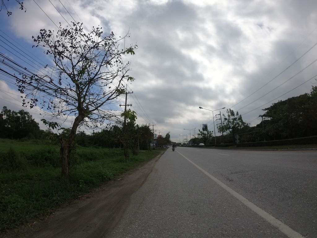 ภาพถนนตรงที่ แม่โจ้ ปาร์ค ตั้งอยู่ ถ่ายโดย chanuwath_grab พ.ศ. 2562 (2019) · A street-level view of where แม่โจ้ ปาร์ค · Mae Jo Park stands, by chanuwath_grab in 2562 (2019)