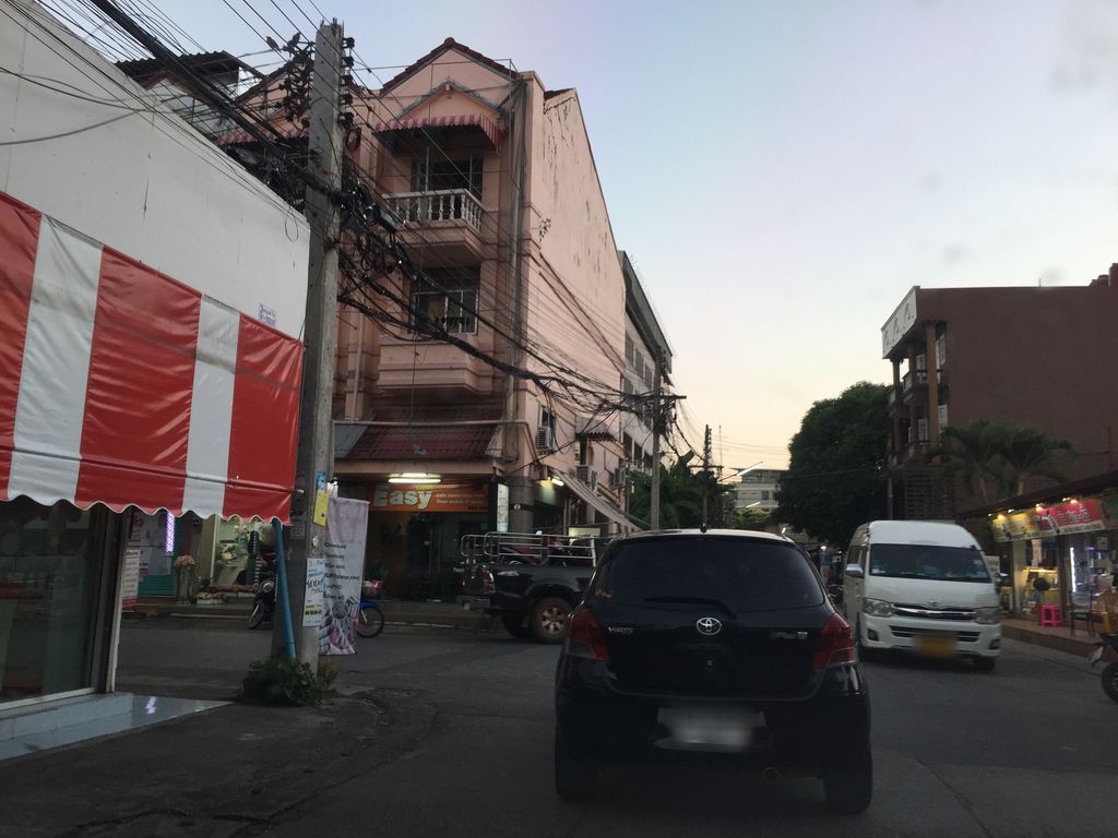 ภาพถนนตรงที่ Sugar Nail and Spa ตั้งอยู่ ถ่ายโดย kyoko พ.ศ. 2561 (2018) · A street-level view of where Sugar Nail and Spa stands, by kyoko in 2561 (2018)