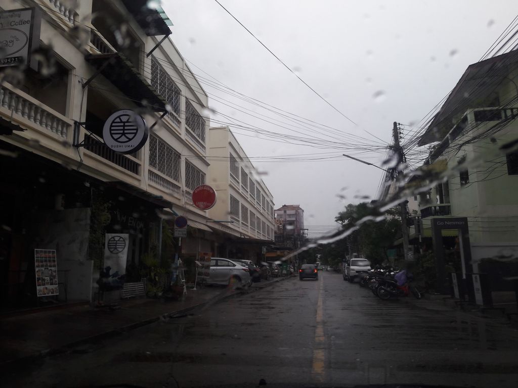 ภาพถนนตรงที่ MiX clinic ตั้งอยู่ ถ่ายโดย superbate พ.ศ. 2561 (2018) · A street-level view of where MiX clinic stands, by superbate in 2561 (2018)