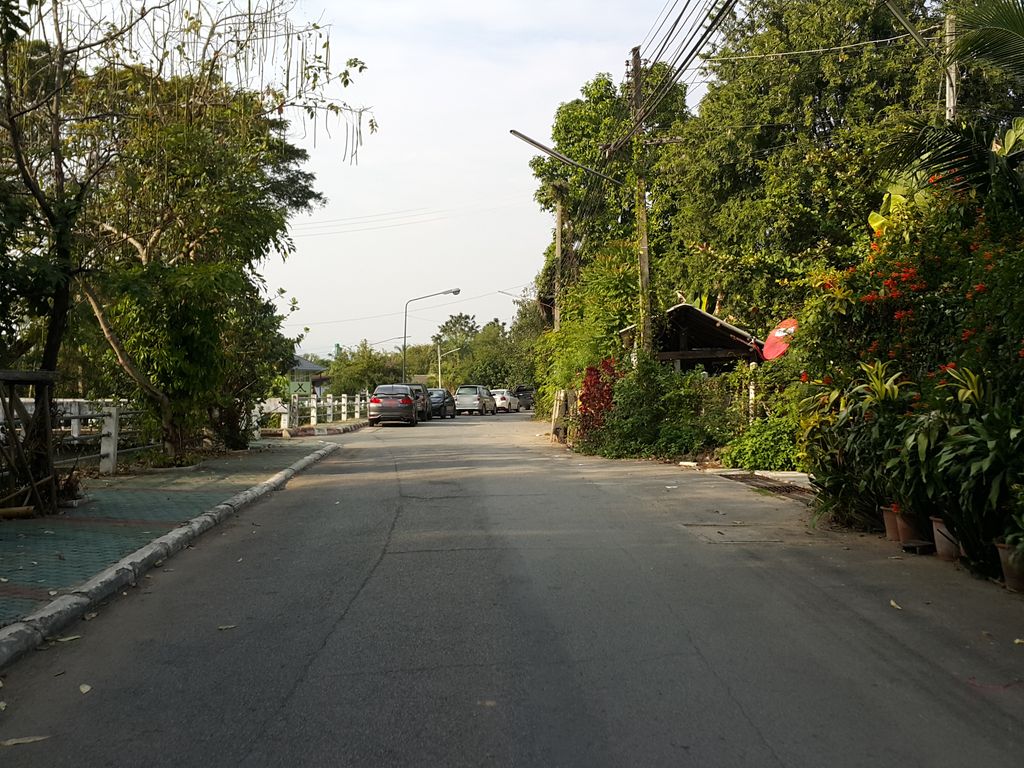 ภาพถนนตรงที่ rimklong coffee space ตั้งอยู่ ถ่ายโดย jrcarlsen พ.ศ. 2558 (2015) · A street-level view of where rimklong coffee space stands, by jrcarlsen in 2558 (2015)