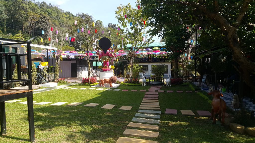 ภาพถนนตรงที่ ฮิมน้ำแม่จะ ตั้งอยู่ ถ่ายโดย jrcarlsen พ.ศ. 2562 (2019) · A street-level view of where ฮิมน้ำแม่จะ · Himnammaecha stands, by jrcarlsen in 2562 (2019)