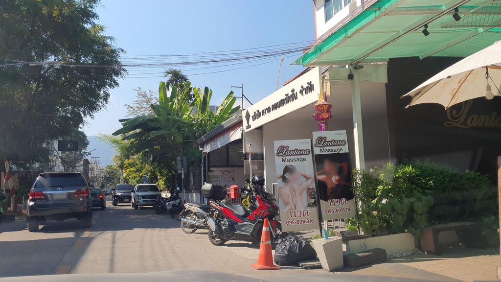 ภาพถนนตรงที่ OK MASSAGE ตั้งอยู่ ถ่ายโดย jrcarlsen พ.ศ. 2566 (2023) · A street-level view of where OK MASSAGE stands, by jrcarlsen in 2566 (2023)