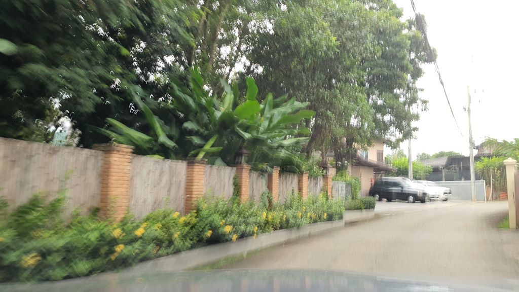 ภาพถนนตรงที่ Baan Canna Country Resort ตั้งอยู่ ถ่ายโดย jrcarlsen พ.ศ. 2564 (2021) · A street-level view of where Baan Canna Country Resort stands, by jrcarlsen in 2564 (2021)