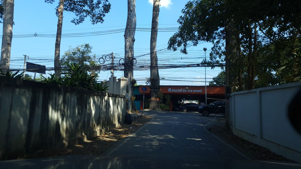 ภาพถนนตรงที่ Koji Sushi - สาขาสารภี ตั้งอยู่ ถ่ายโดย jrcarlsen พ.ศ. 2562 (2019) · A street-level view of where Koji Sushi - สาขาสารภี stands, by jrcarlsen in 2562 (2019)