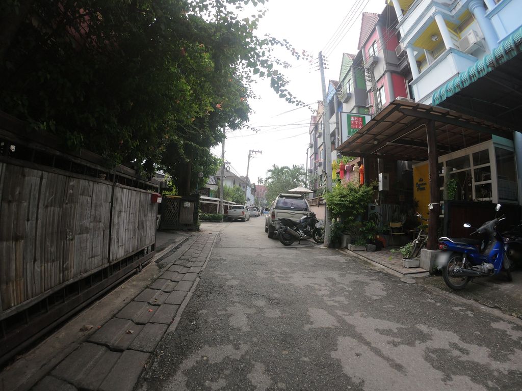 ภาพถนนตรงที่ Siam Elegance Studio ตั้งอยู่ ถ่ายโดย chanuwath_grab พ.ศ. 2562 (2019) · A street-level view of where Siam Elegance Studio stands, by chanuwath_grab in 2562 (2019)
