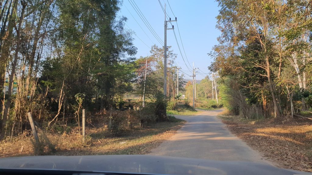 ภาพถนนตรงที่ Wildlife Clinic - Chiangmai ตั้งอยู่ ถ่ายโดย jrcarlsen พ.ศ. 2566 (2023) · A street-level view of where Wildlife Clinic - Chiangmai stands, by jrcarlsen in 2566 (2023)