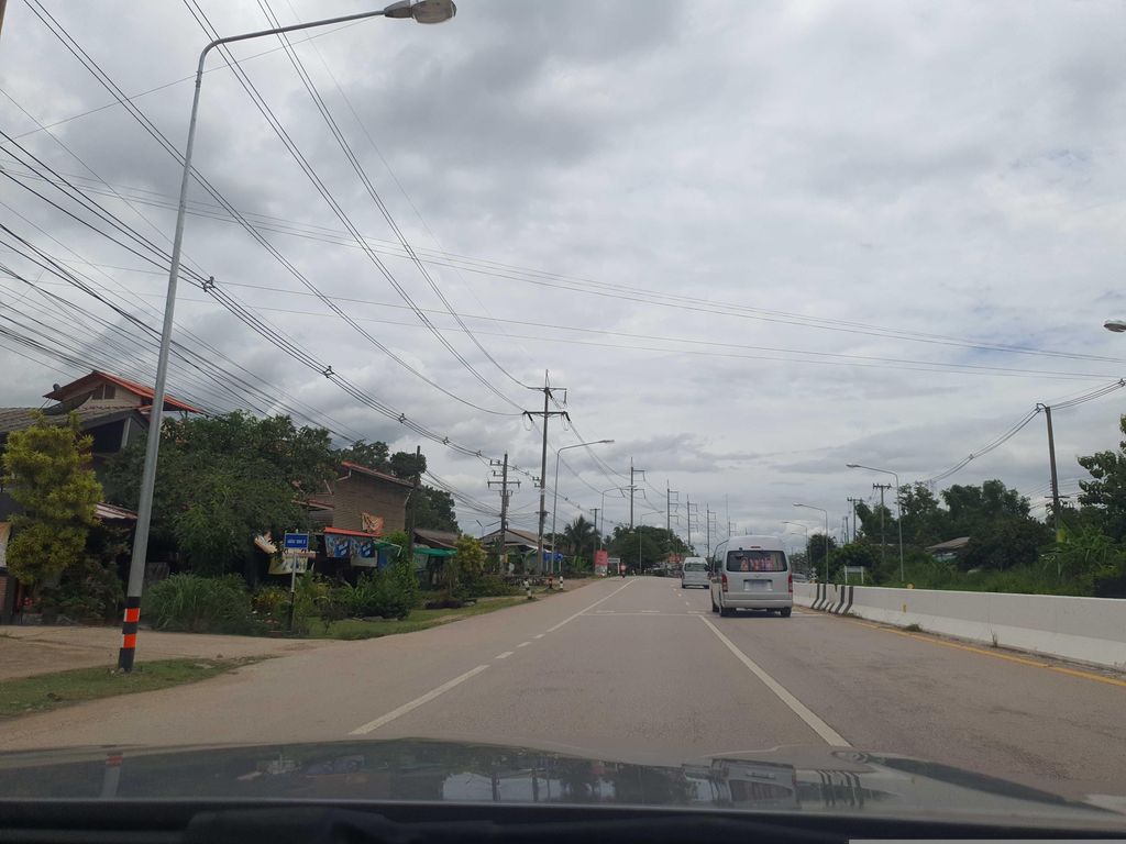 ภาพถนนตรงที่ ก๋วยเตี๋ยวต้มยำโคตรหมู ตั้งอยู่ ถ่ายโดย jrcarlsen พ.ศ. 2566 (2023) · A street-level view of where ก๋วยเตี๋ยวต้มยำโคตรหมู · Kuai Tiaotomyam Khot Mu stands, by jrcarlsen in 2566 (2023)