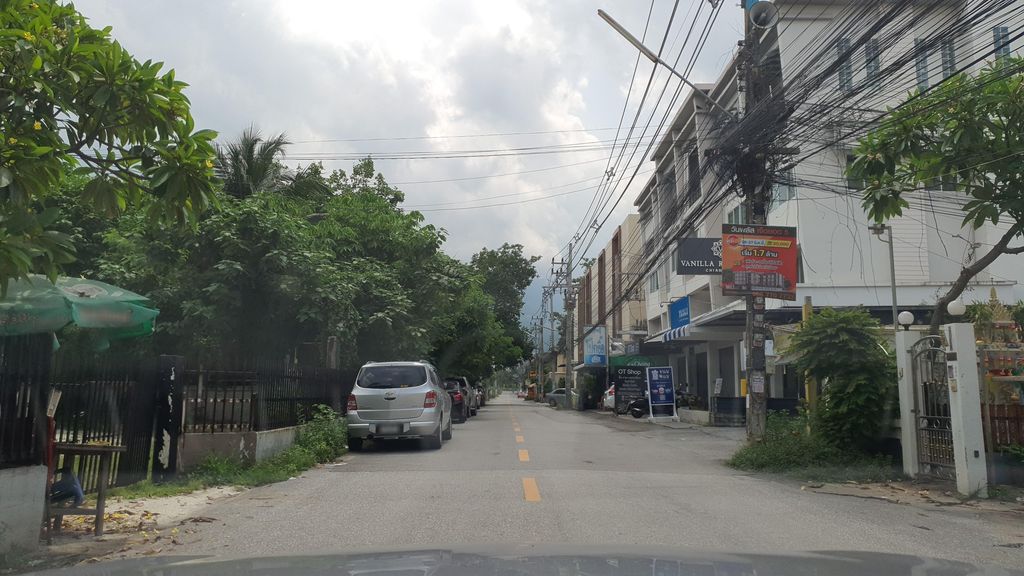 ภาพถนนตรงที่ Shanti Hostel CNX ตั้งอยู่ ถ่ายโดย jrcarlsen พ.ศ. 2565 (2022) · A street-level view of where Shanti Hostel CNX stands, by jrcarlsen in 2565 (2022)