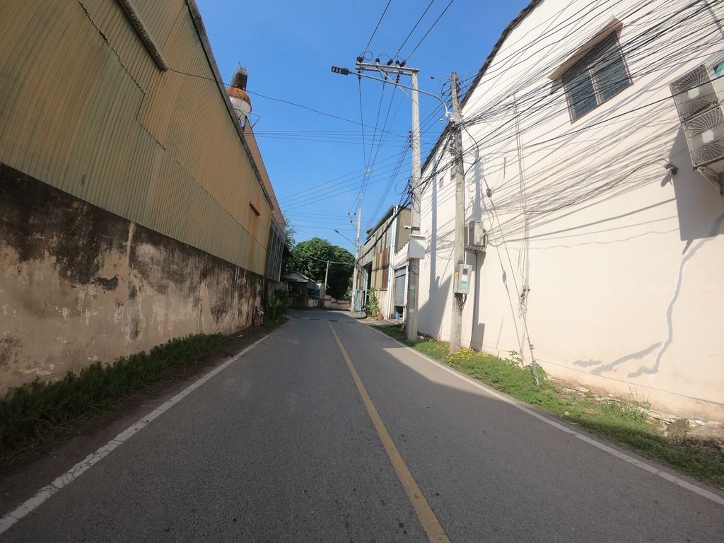 ภาพถนนตรงที่ น้ำดื่มเชียงใหม่ ตั้งอยู่ ถ่ายโดย chanuwath_grab พ.ศ. 2562 (2019) · A street-level view of where น้ำดื่มเชียงใหม่ · Nam Duem Chiang Mai stands, by chanuwath_grab in 2562 (2019)