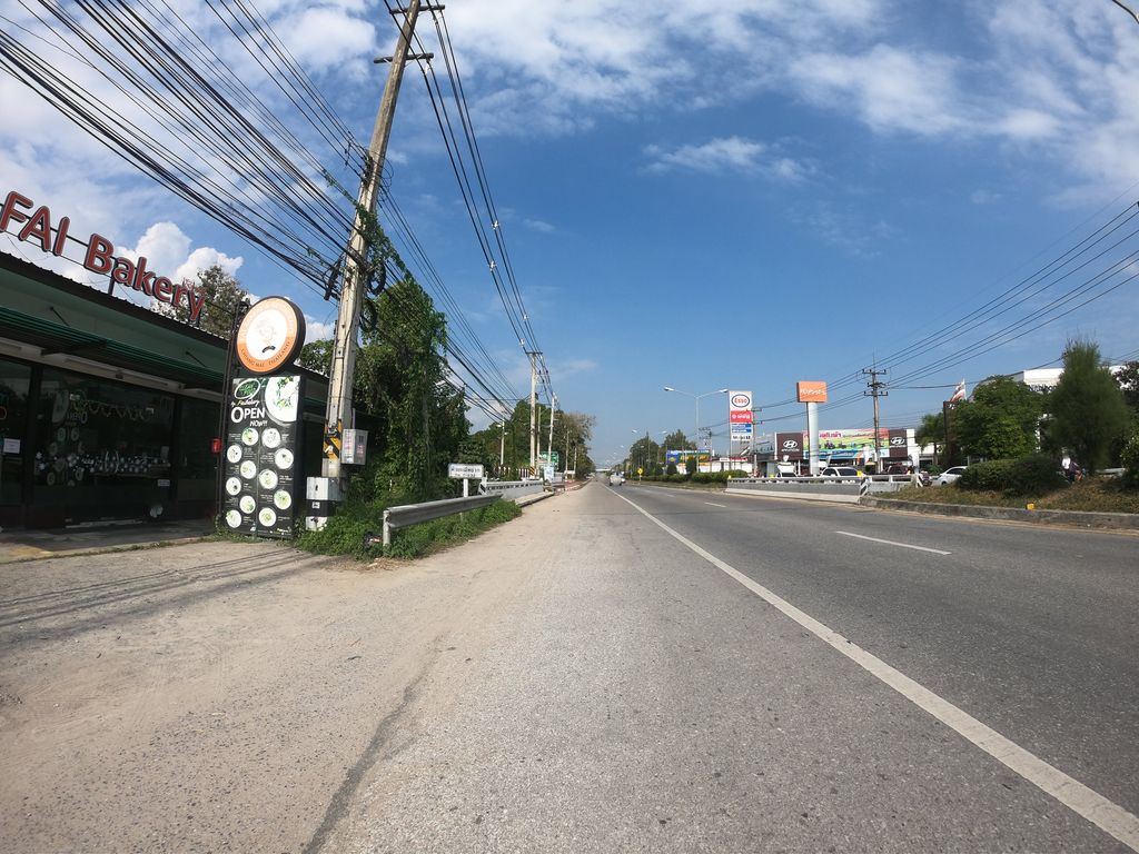 ภาพถนนตรงที่ 짬뽕가 jjambbongga ตั้งอยู่ ถ่ายโดย chanuwath_grab พ.ศ. 2562 (2019) · A street-level view of where 짬뽕가 jjambbongga stands, by chanuwath_grab in 2562 (2019)